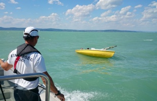 Vitorlázókat mentettek a Balatonból