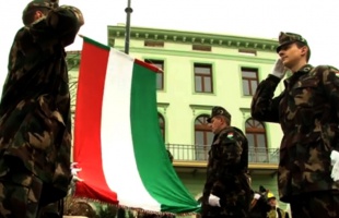 Eltűnt a magyar lobogó a Kossuth térről