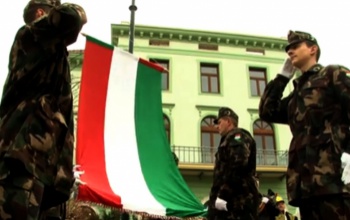 Eltűnt a magyar lobogó a Kossuth térről
