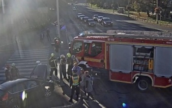 Oszlopnak hajtott egy autó a Füredi csomópontban
