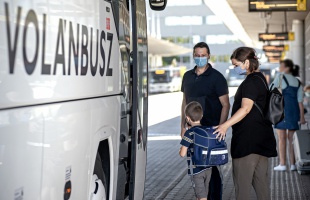 Május 1-től újból lehet jegyet venni a buszsofőrtől, visszaáll az első ajtós felszállási rend a volánbuszokon