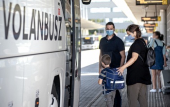 Május 1-től újból lehet jegyet venni a buszsofőrtől, visszaáll az első ajtós felszállási rend a volánbuszokon
