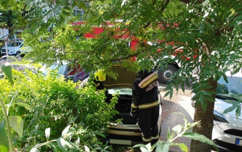 Füstölt egy autó motortere a Somogy Áruház parkolójában
