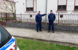 Égő házból mentettek ki egy idős asszonyt a kaposvári körzeti megbízottak