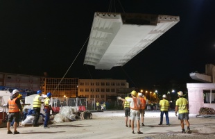 Így került a vasúti sínek fölé az új gyalogos híd első darabja