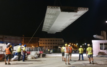 Így került a vasúti sínek fölé az új gyalogos híd első darabja