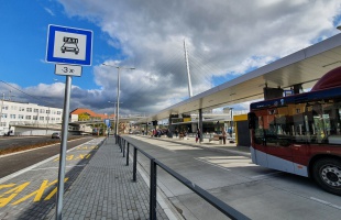 Összeesett egy férfi a kaposvári buszpályaudvarnál, a rendőrök mentették meg az életét