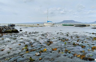 Kibillentette a Balaton vizét a viharos szél