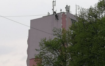 Lebontották a veszélyessé vált szigetelést a tízemeletesről a Békében