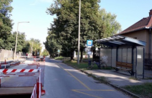 A munkálatok ideje alatt is le tudnak szállni a buszról az Arany János utcában