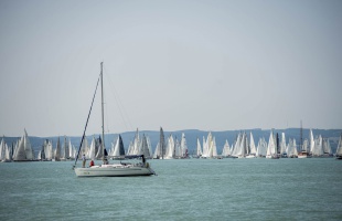 Elrajtolt a Kékszalag mezőnye Balatonfüredről
