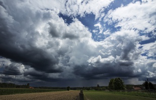 Tavaszias idő, elszórtan zivatarokkal
