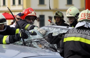 Kötelező lesz gépkocsikba a segélyhívó 2015-től