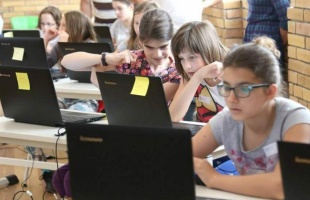 Nagyot gyorsul a net az iskolákban
