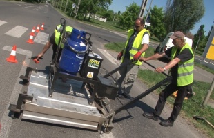 Új technológiával kátyúznak Kaposváron