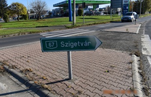 Nekiment a Raktár utcai körforgalomnál a táblának egy autós, majd lelépett