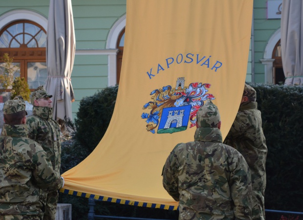 Ünnepélyes zászlófelvonás Kaposvár város napja alkalmából