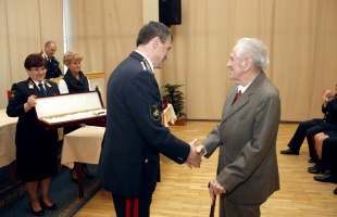 90. születésnapja alkalmából elismerést kapott a somogyi tűzoltó