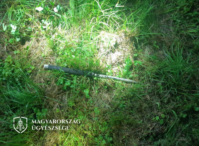 Az egyik vádlottnál lévő viperáról a fényképet a nyomozó hatóság a helyszíni szemle során készítette.