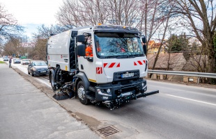 Szolgálatba állt Kaposváron a legnagyobb seprőgép