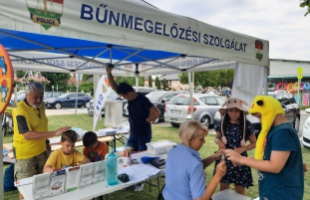 Balatonlellén is hasznos tanácsokkal látták el a strandolókat a rendőrök