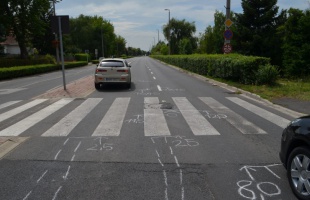 Két gyalogost ütött el a zebrán