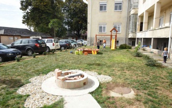 Összefogtak a lakók és felújították a társasház udvarát