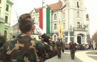 Zászlófelvonás a Kossuth téren