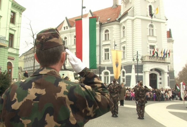Zászlófelvonás a Kossuth téren