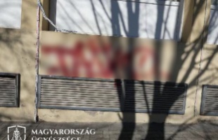 Tagelés miatt kell bíróság elé állnia a fiatalkorú vádlottnak
