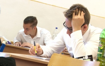 Angolból írásbeliznek ma a diákok