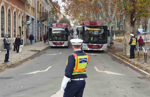 Mély, suttogó, rekedtes hang fenyegetőzőtt bombával Kaposváron