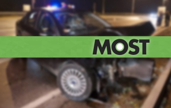 Baleset Mernyénél: szalagkorlátnak ütközött egy autó a 67-esen