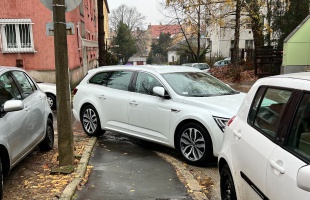 Az esős időben is hozzák a formájukat az autóvezetők Kaposváron