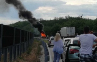 Lángolt a terepjáró az autópályán