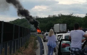 Lángolt a terepjáró az autópályán
