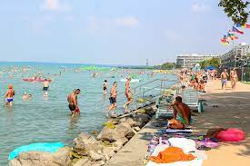 Adóellenőrökre támadt a 41 éves férfi a siófoki strandon
