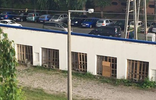 Bezárt a hajléktalan lakótelep a Pipacsban a garázssoron