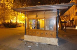 Öklével törte be a pavilon ablakát