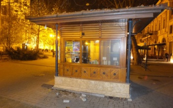 Öklével törte be a pavilon ablakát