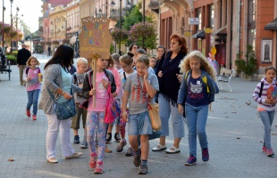Meseösvényen sétáltak a gyerekek Kaposváron