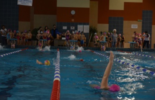 Határozatlan ideig felfüggesztik az úszásoktatást, a sporteseményeken is kötelező lesz a maszkviselés