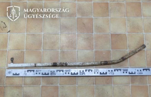 Úgy megütötte vascsővel az ismerőst egy férfi Siófokon, hogy az leesett a biciklijéről
