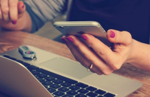Csalók próbálnak SMS-ben pénzt kérni a Magyar Vöröskereszt nevével