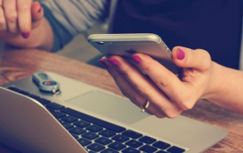 Csalók próbálnak SMS-ben pénzt kérni a Magyar Vöröskereszt nevével