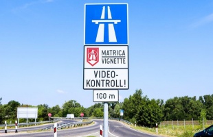 Több mint négy százalékkal drágulnak jövőre az autópálya-matrica díjak