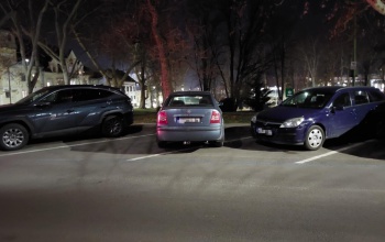 Jóvanazúgy! – gondolta az autós, majd leparkolta a járgányt