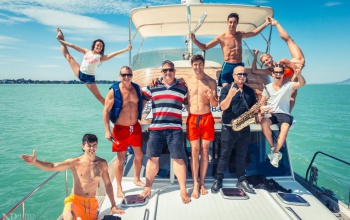 Ifj. Richter József és párja a Balatonon akrobatikáztak