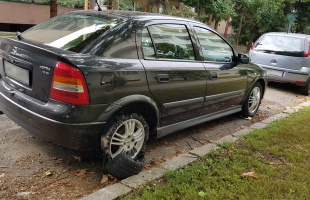 Rendhagyóan parkoló autó a Szántó utcában