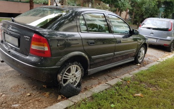 Rendhagyóan parkoló autó a Szántó utcában